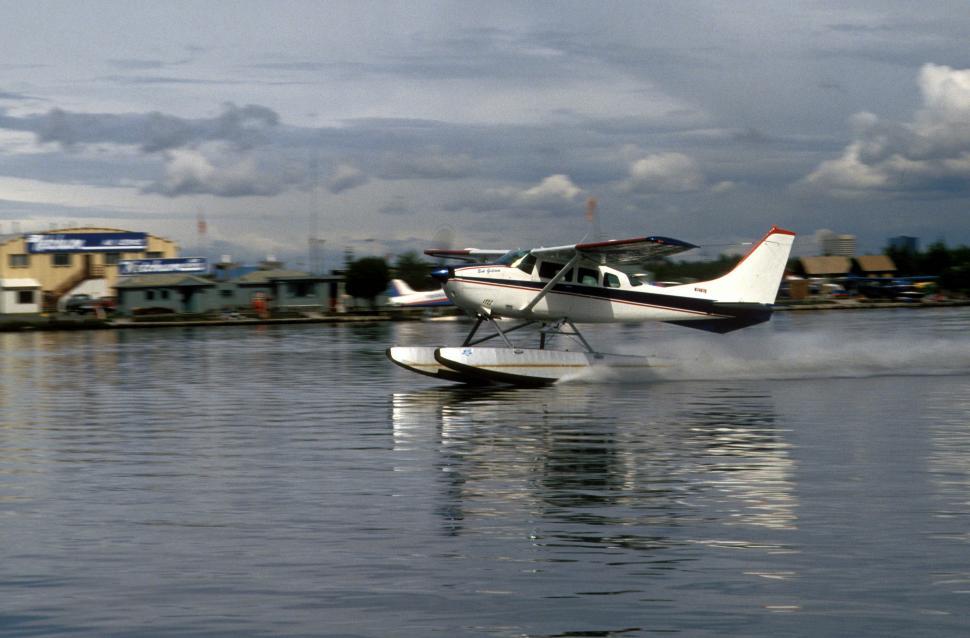 Free Image of Seaplane takeoff 