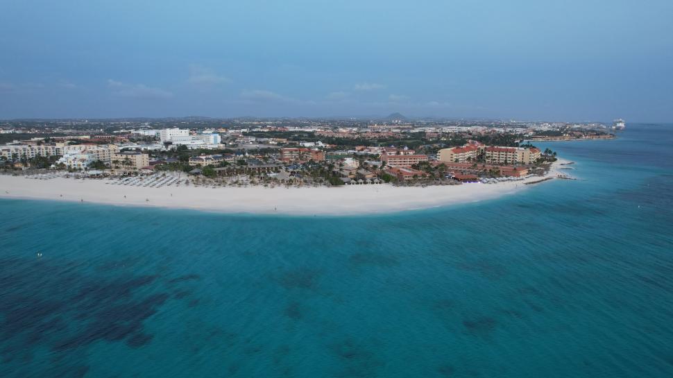Free Image of Panoramic beach resort with turquoise clear waters 