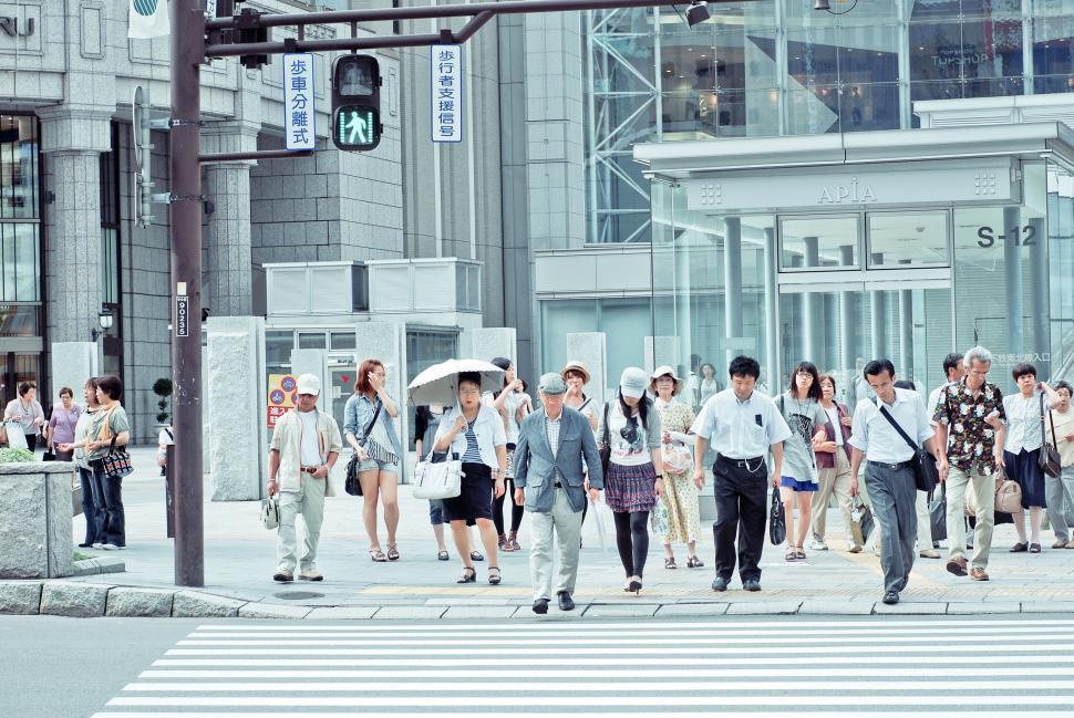 Free Image of Group of people crossing a busy intersection in city 