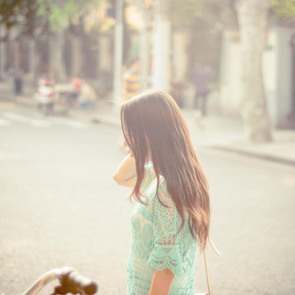 Free Image of Girl standing in the street with blurred background 