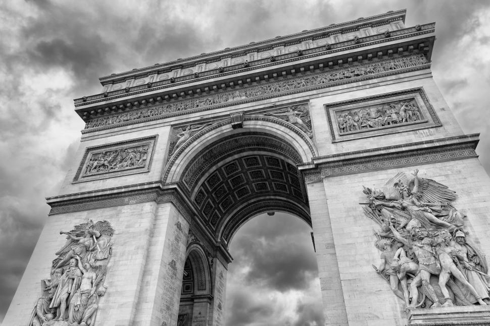 Free Image of The Arc de Triomphe in black and white captures elegance. 