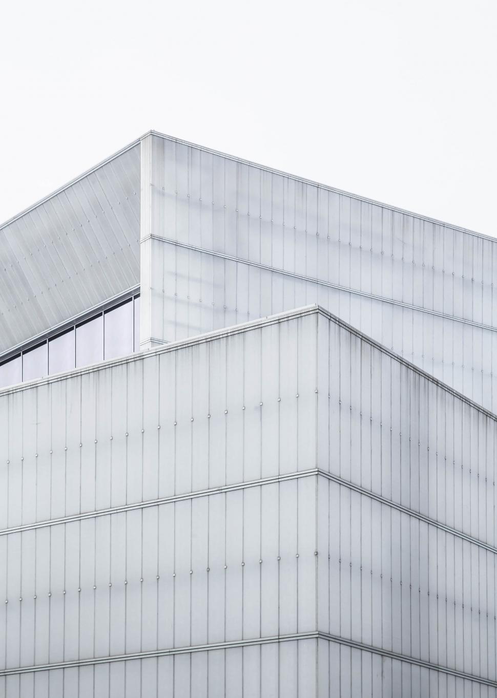 Free Image of Minimalist modern building with clean geometric lines 
