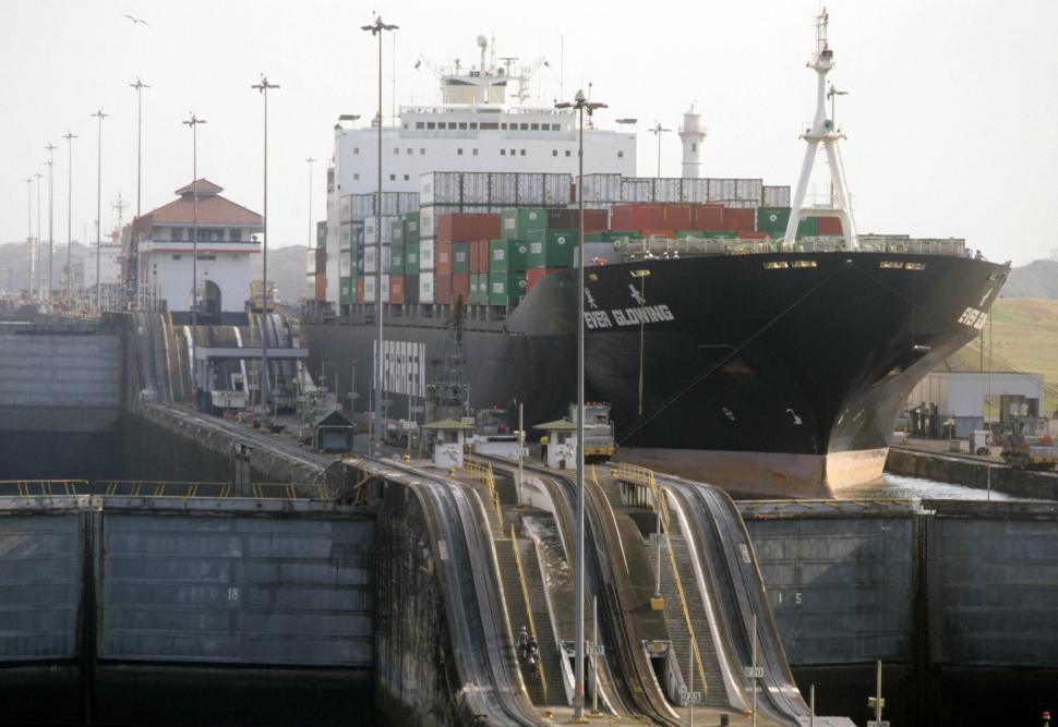 Free Image of Ship in lock at Panama Canal 