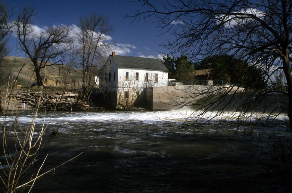 Free Image of House on river 