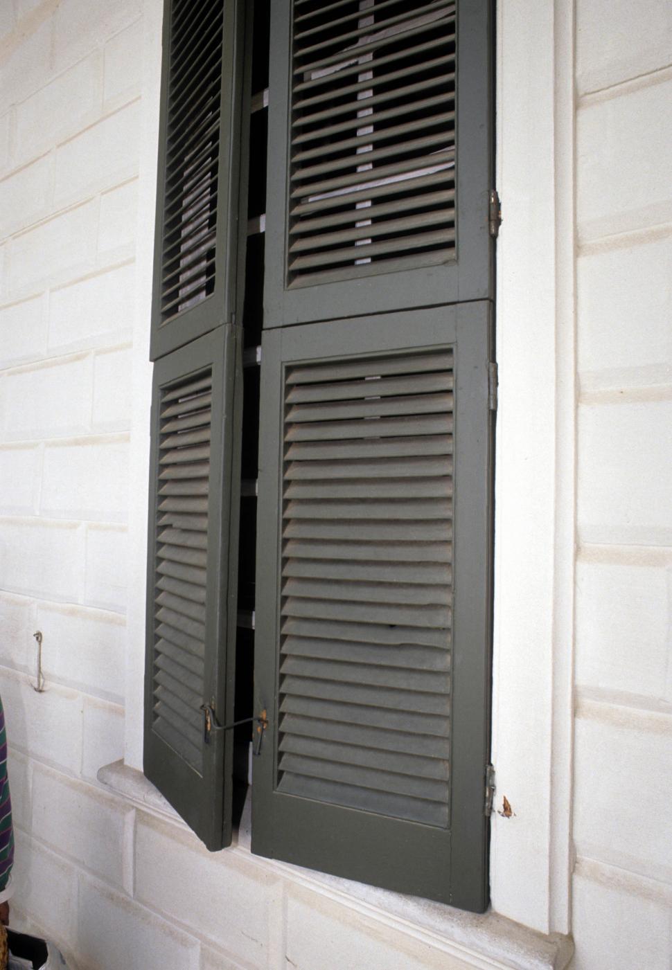 Free Image of Black shutters 