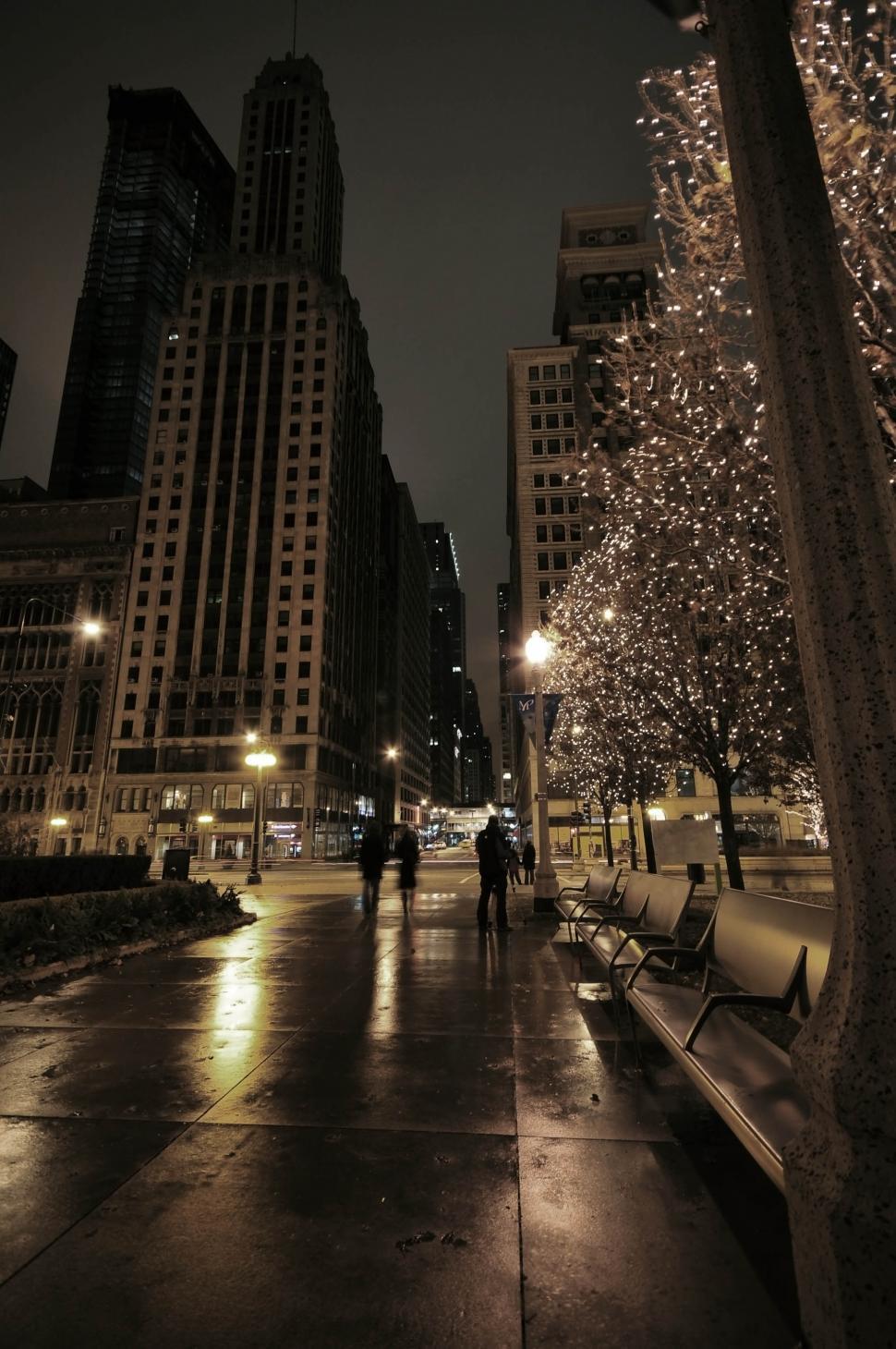 Free Image of Chicago sidewalk at night 