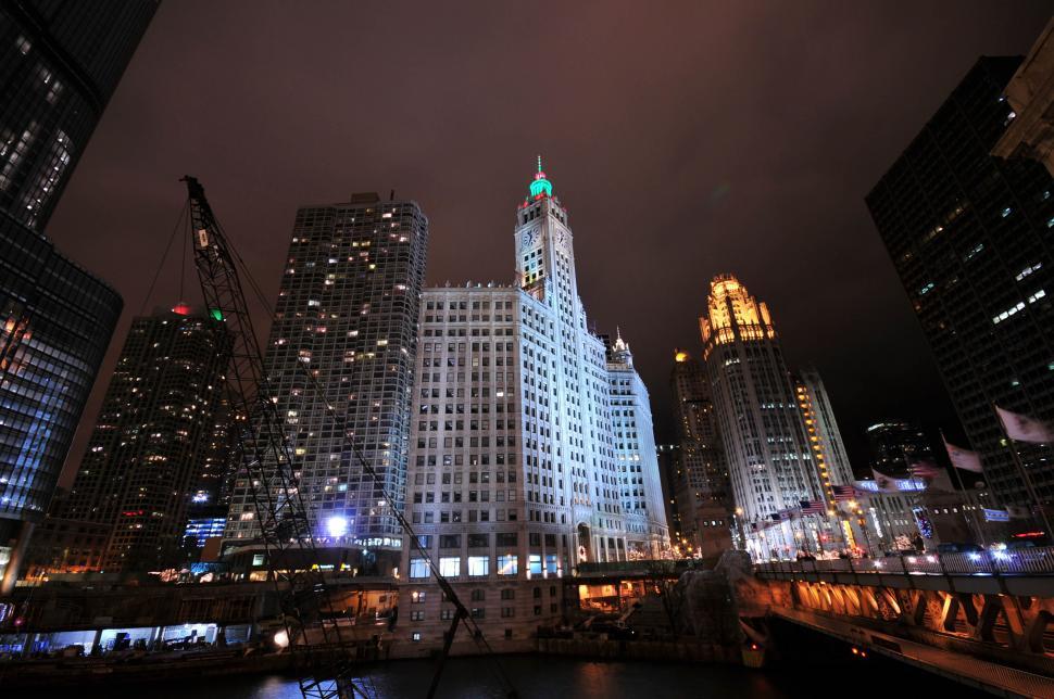 Free Image of City buildings at night 