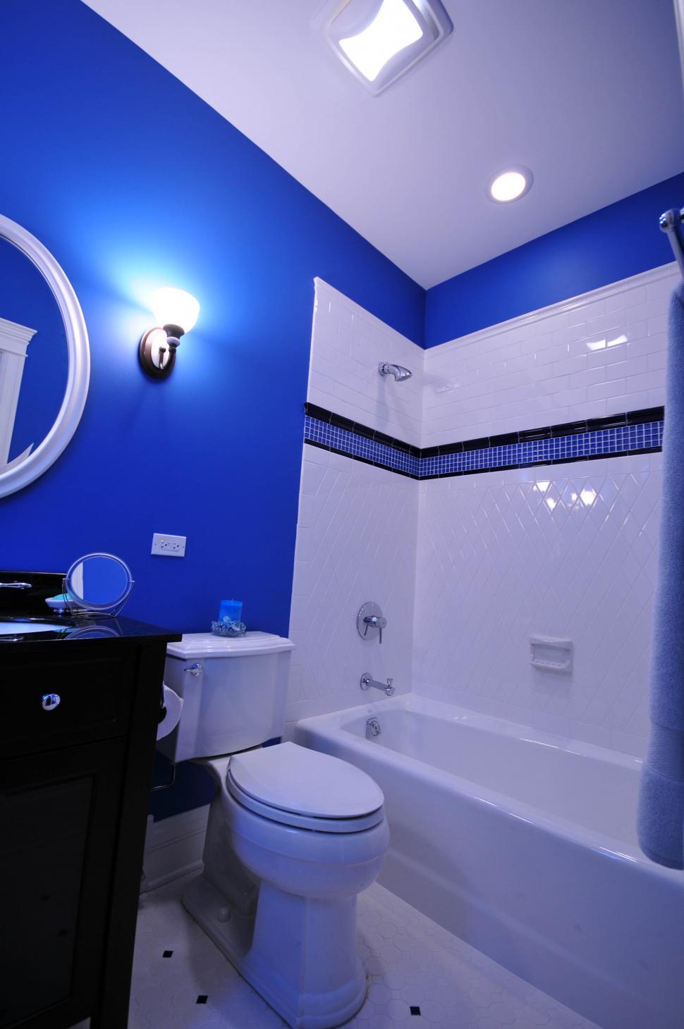 Free Image of Blue bathroom 