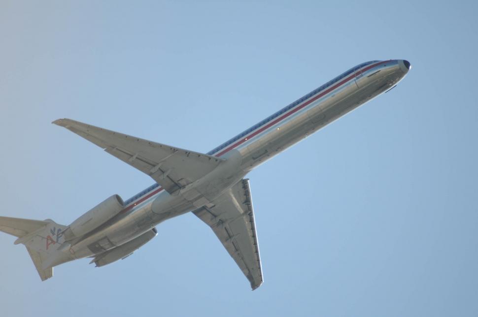 Free Image of Commercial jet takeoff 