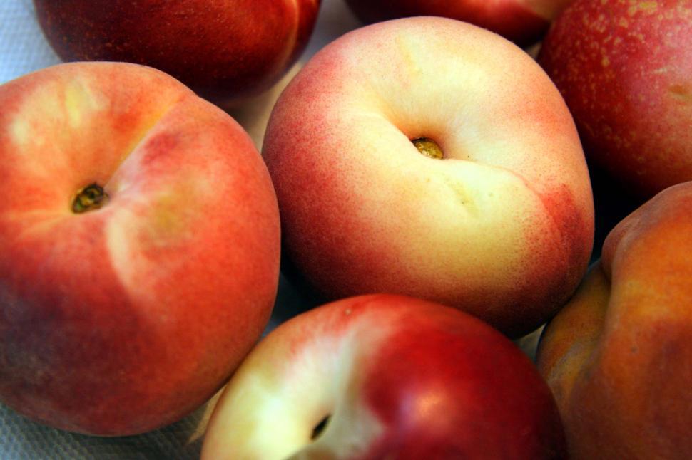 Free Image of Nice ripe peaches 