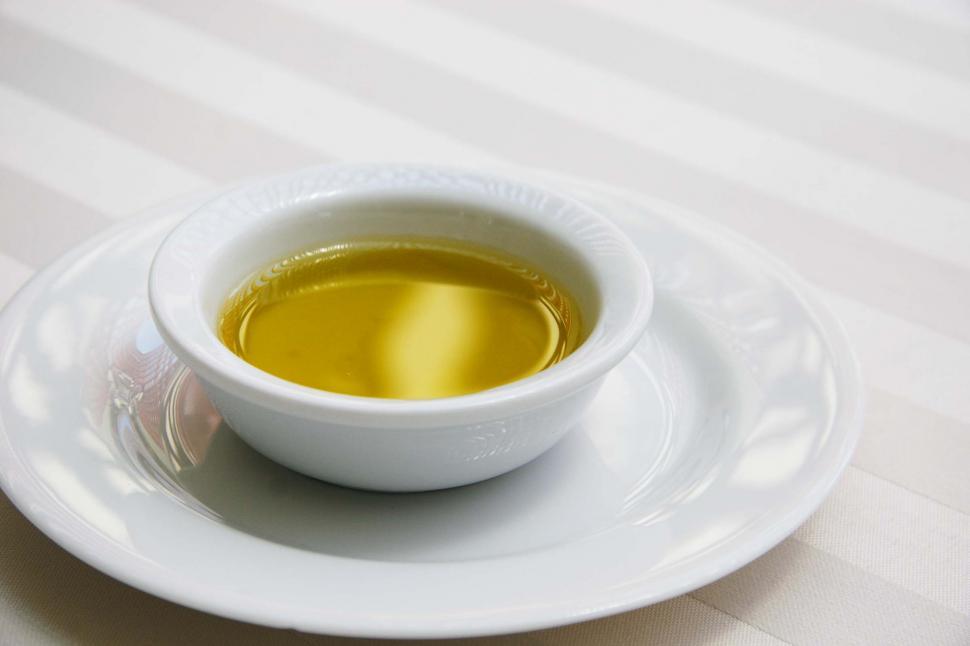Free Image of Bowl of olive oil 