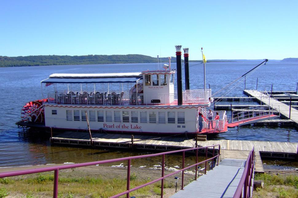 Free Image of Steamboat on a sunny day 