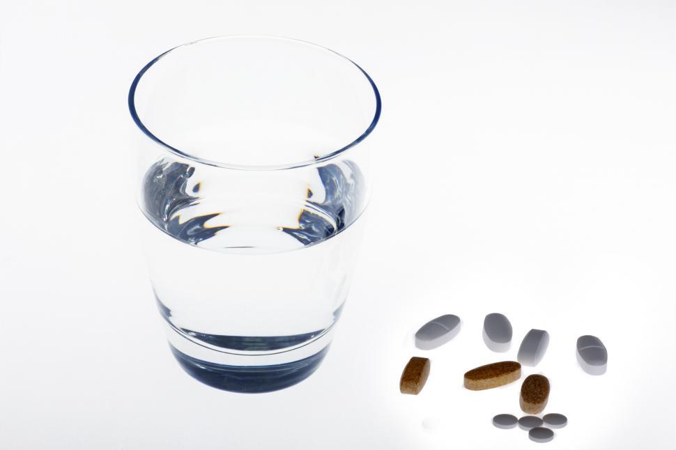 Free Image of Pills and Water 