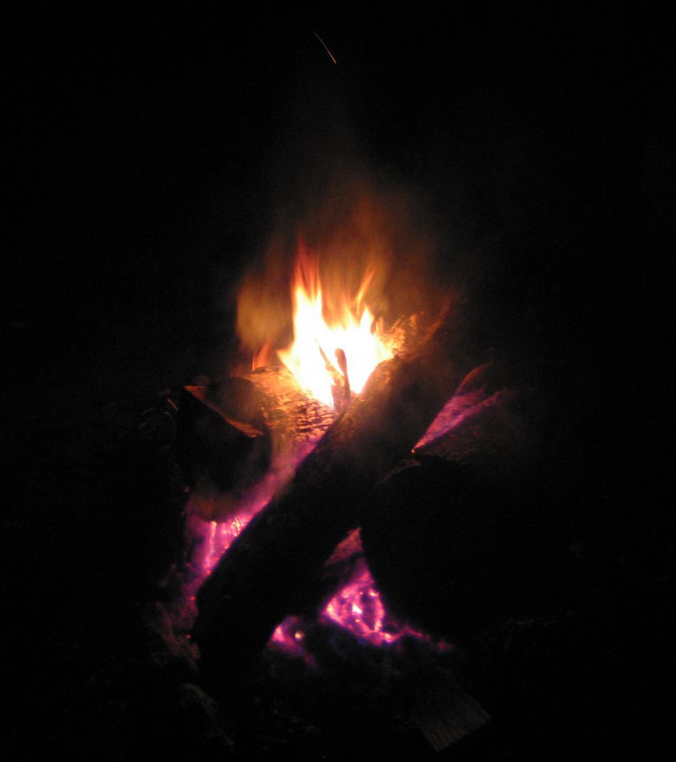 Free Image of Campfire at night 