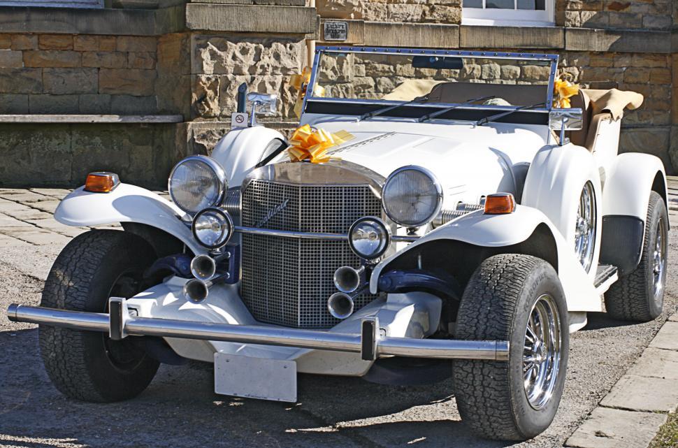 Free Image of wedding car 