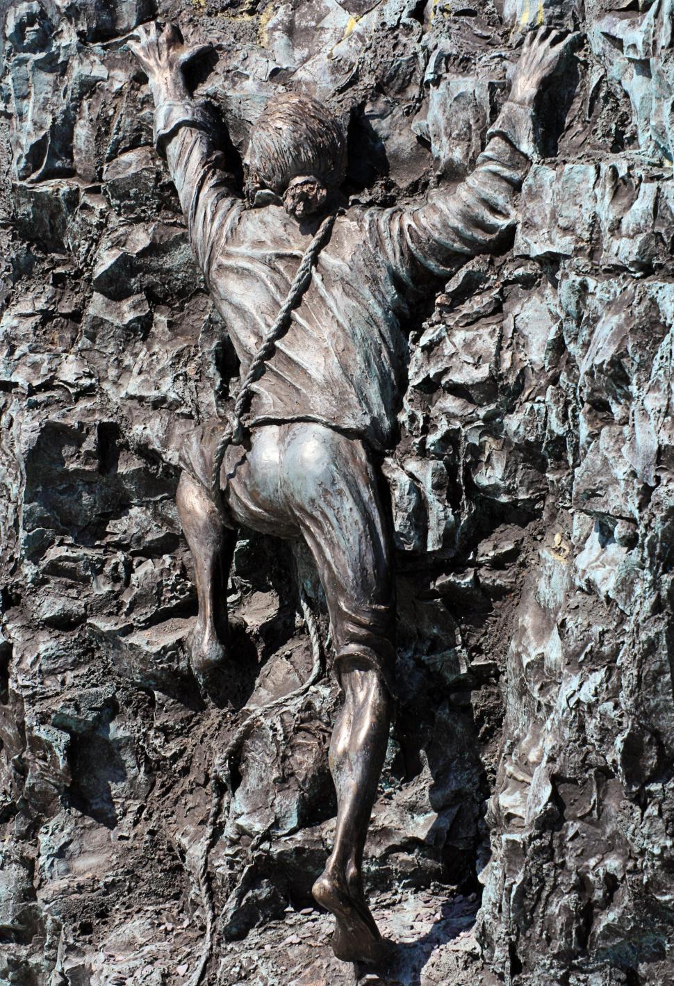 Free Image of bronze monument 