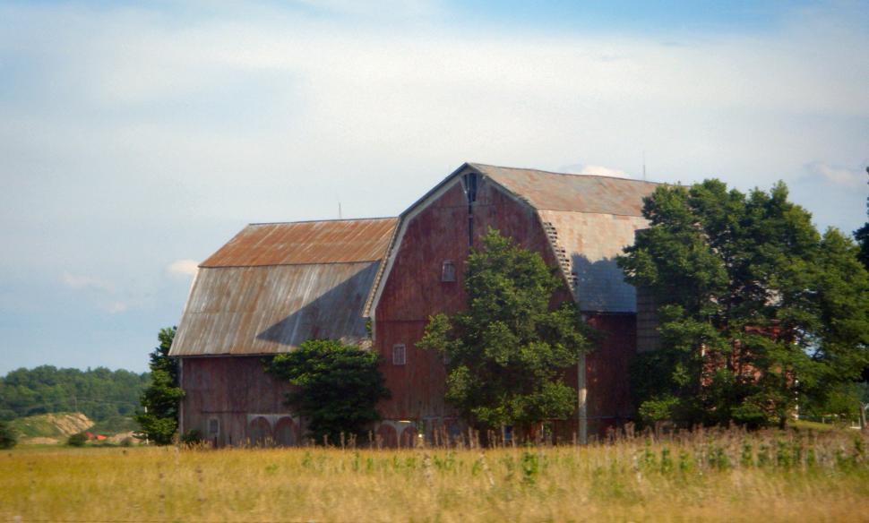 Free Image of Huge Old Roadside Barn 