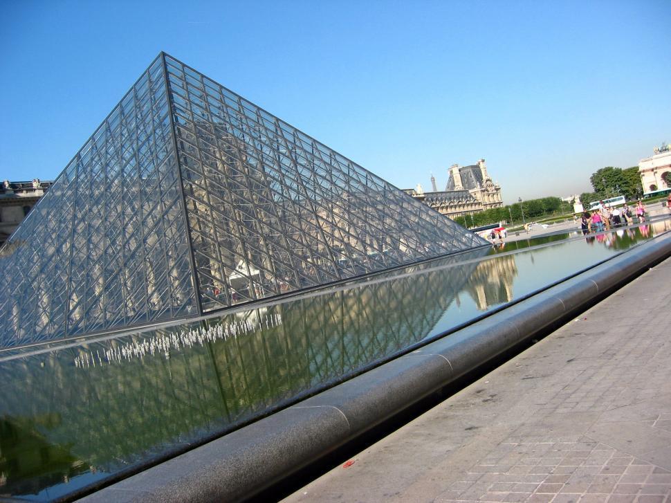 Free Image of The Louvre 