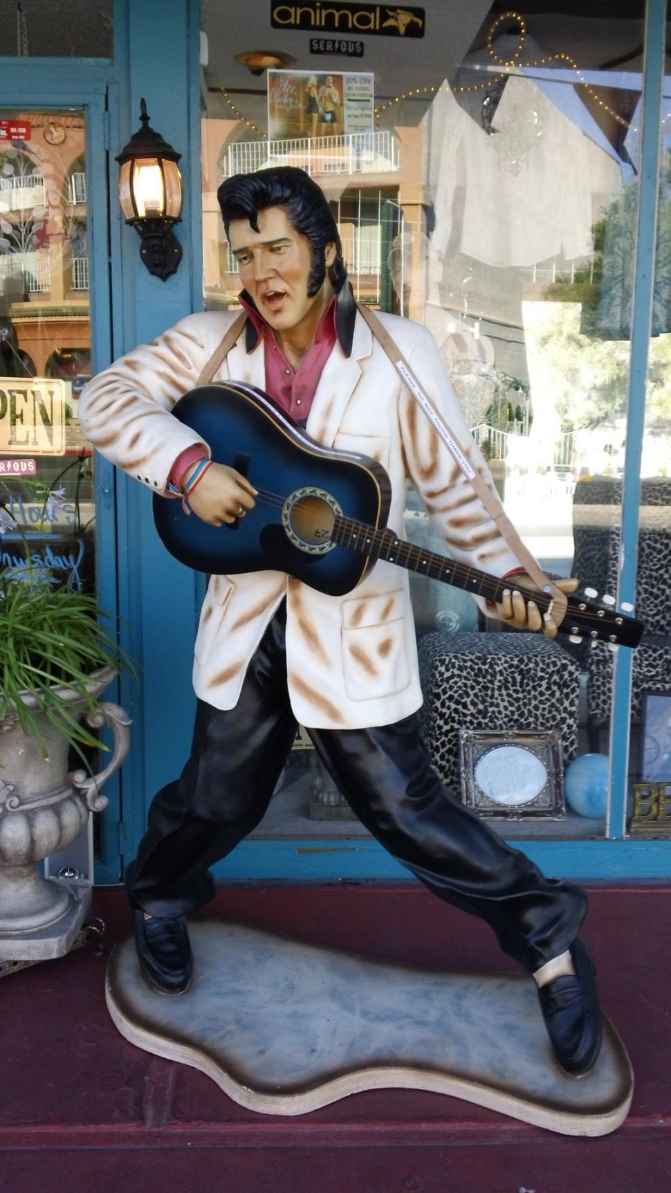 Free Image of Elvis statue in Las Vegas 