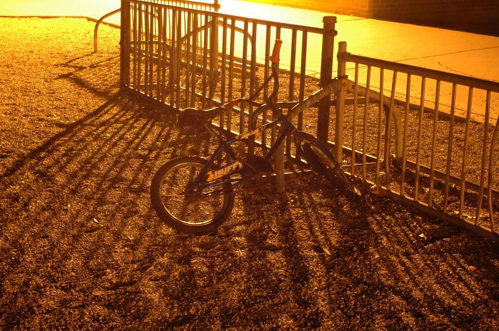 Free Image of Bike rack at night 