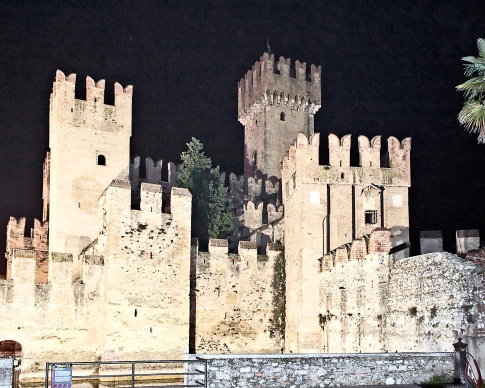 Free Image of Castle at night 