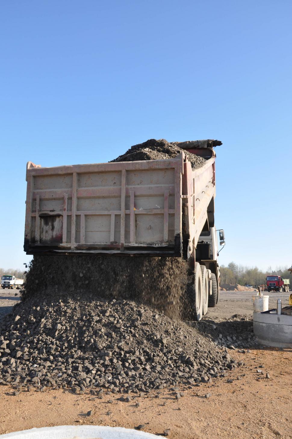 Free Image of Truck with breakstone 