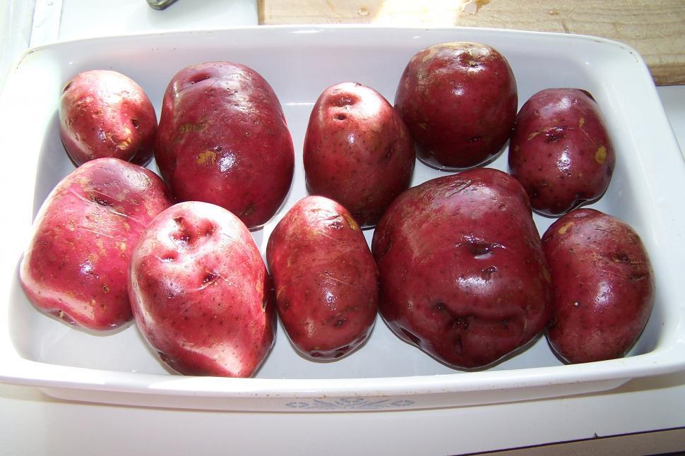 Free Image of A Bunch of Red Potatoes in a White Dish 