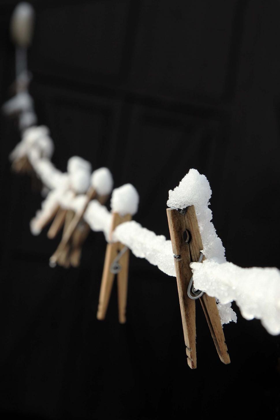 Free Image of Clothespins and line with snow 