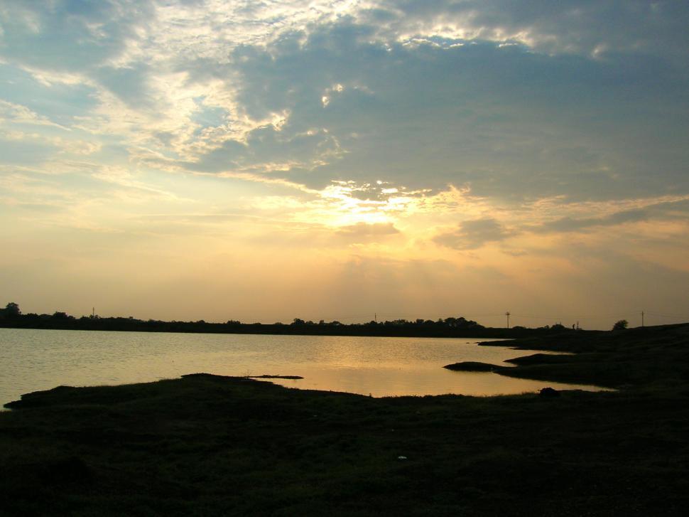 Free Image of Water Body With Sky Background 