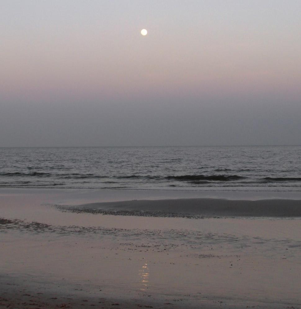 Free Image of Moonset 