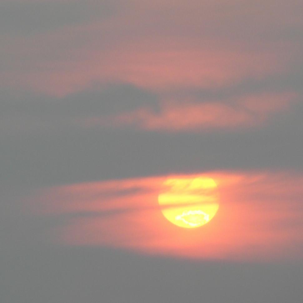 Free Image of Full Sun at Sunset 