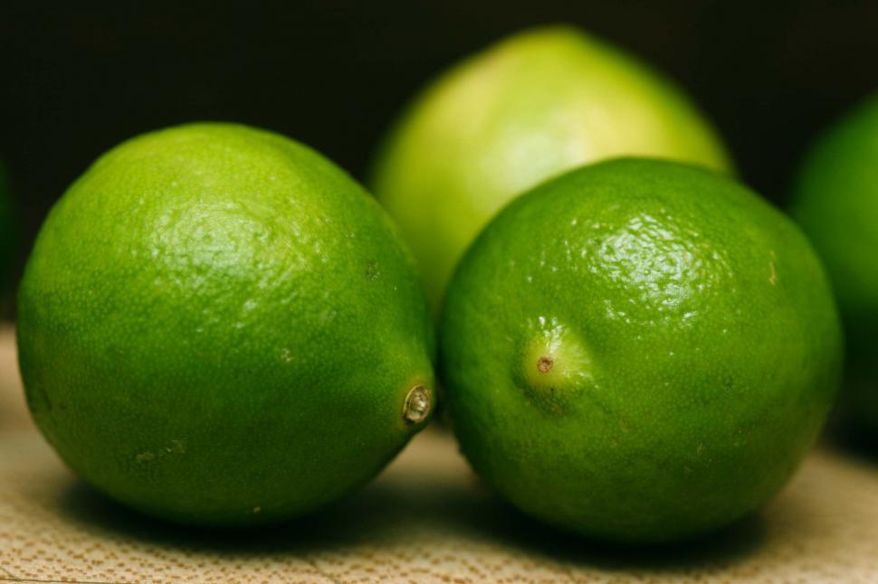 Free Image of Three ripe limes 