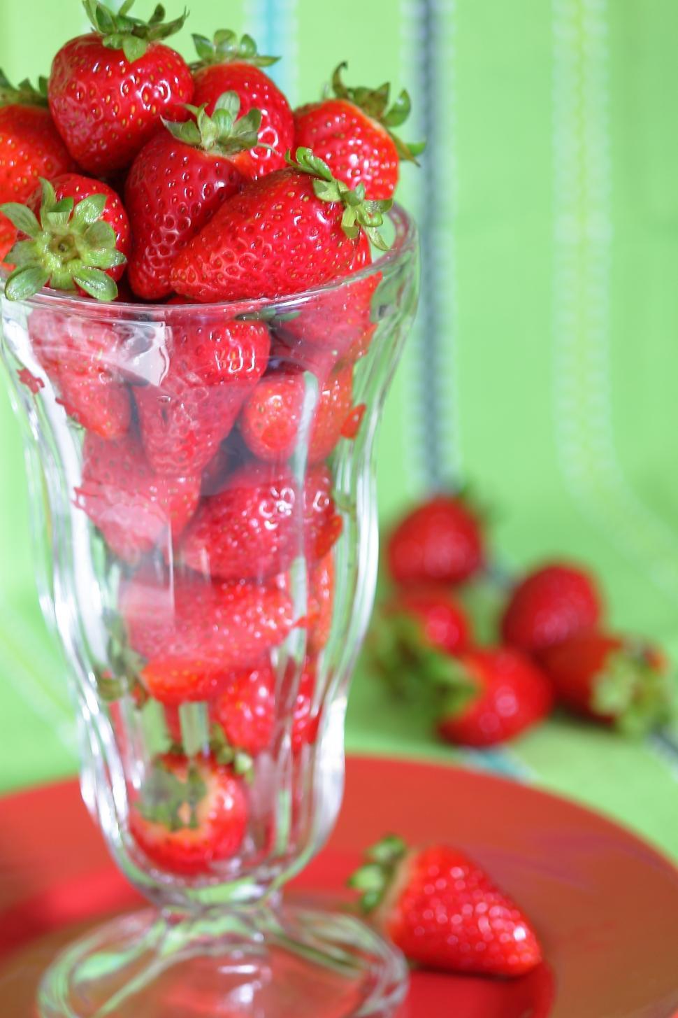 Free Image of Strawberries and green 