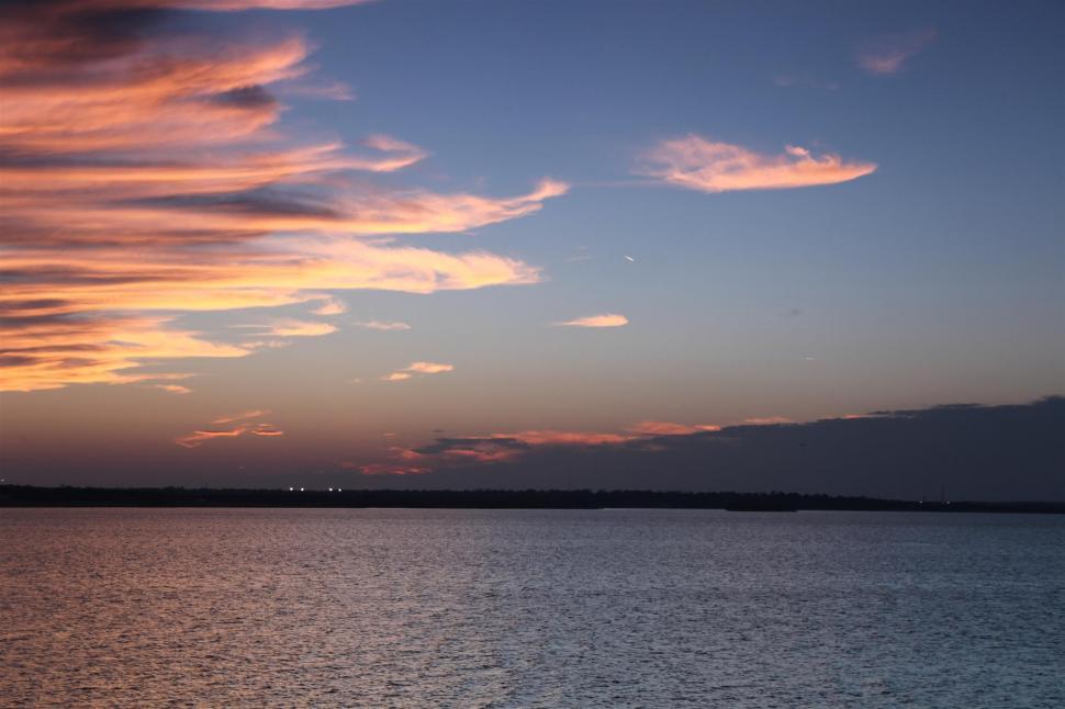 Free Image of sunsets over lake 