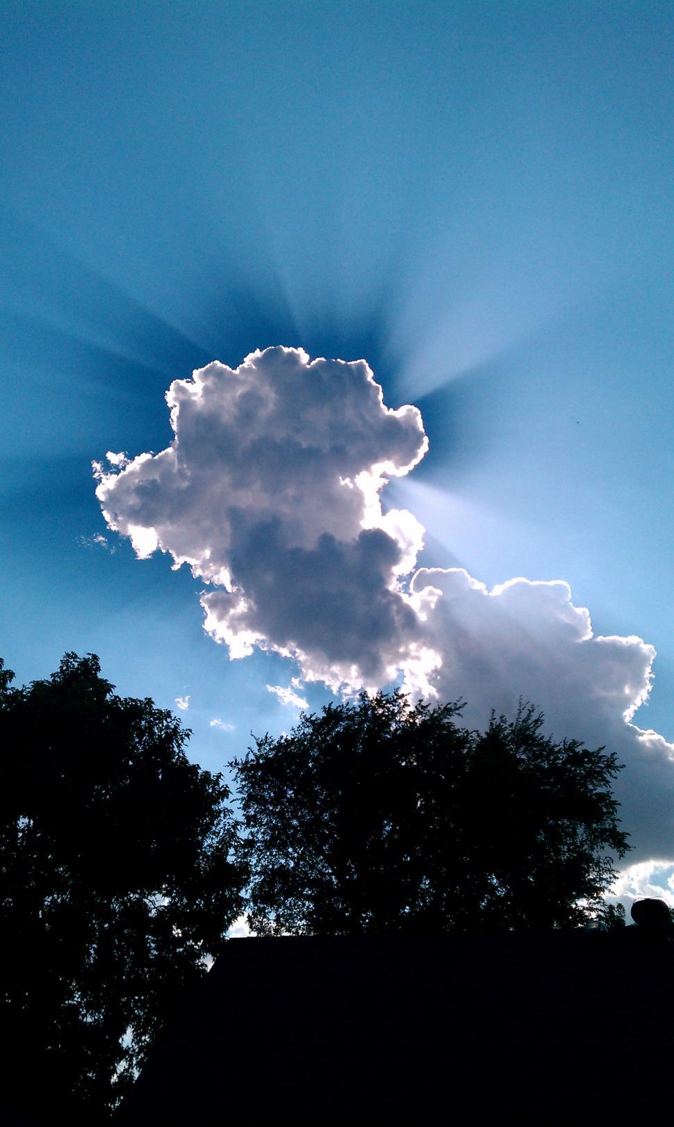 Free Image of Sunshine through clouds 