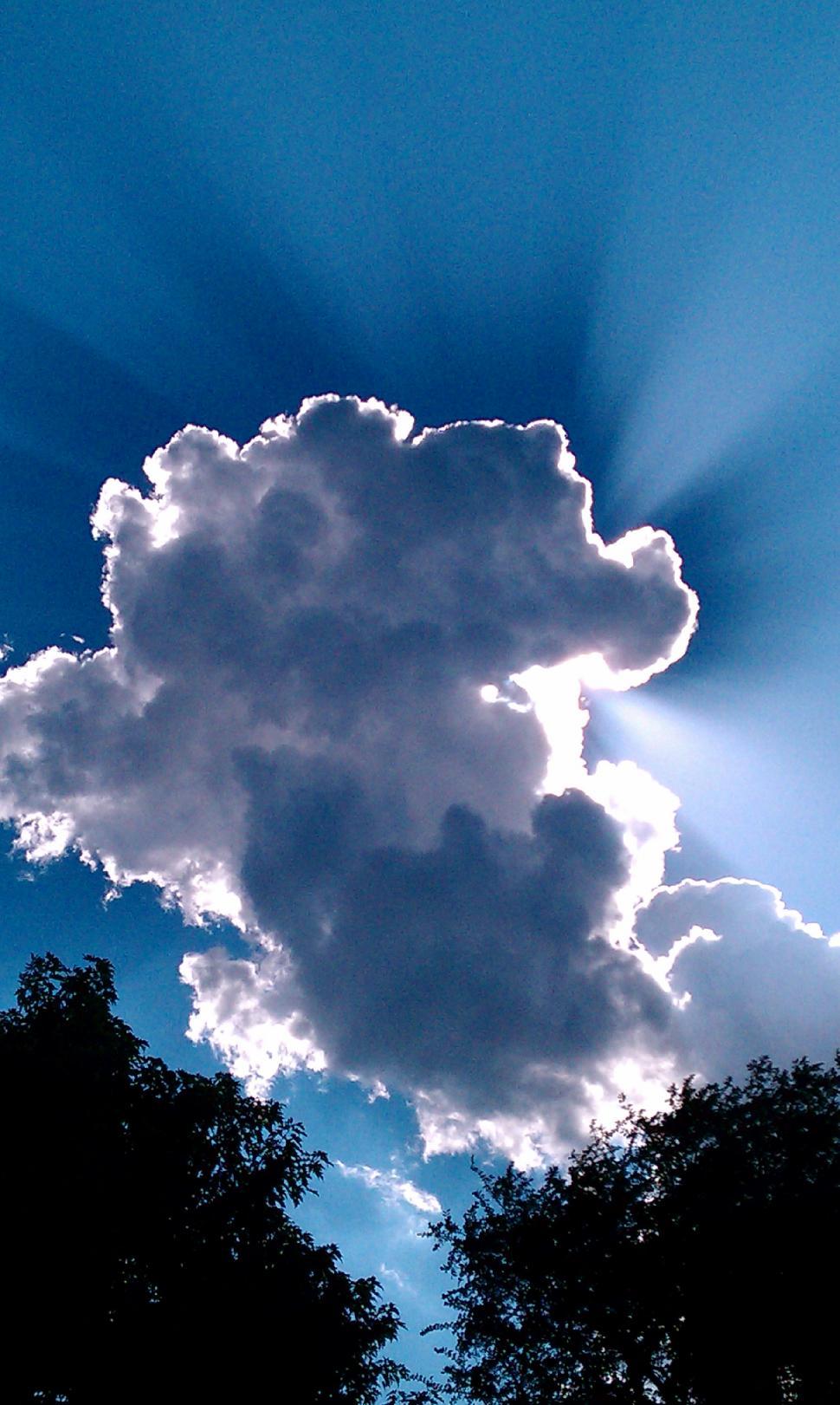 Free Image of Sunshine through clouds 