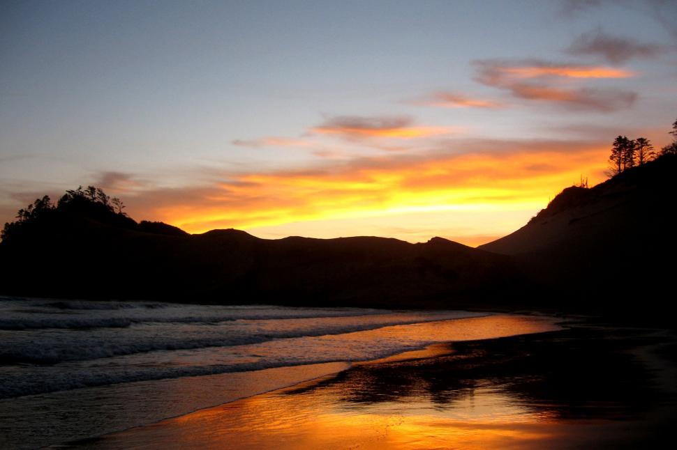 Free Image of Majestic Sunset Over Beach and Mountains 