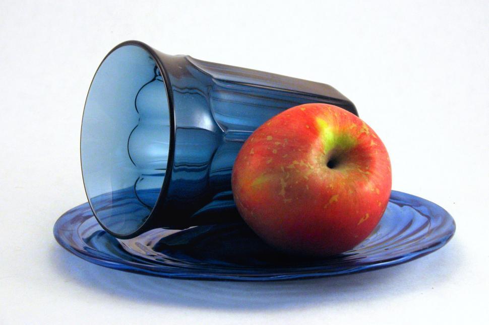 Free Image of Apple and Blue Cup on Plate 