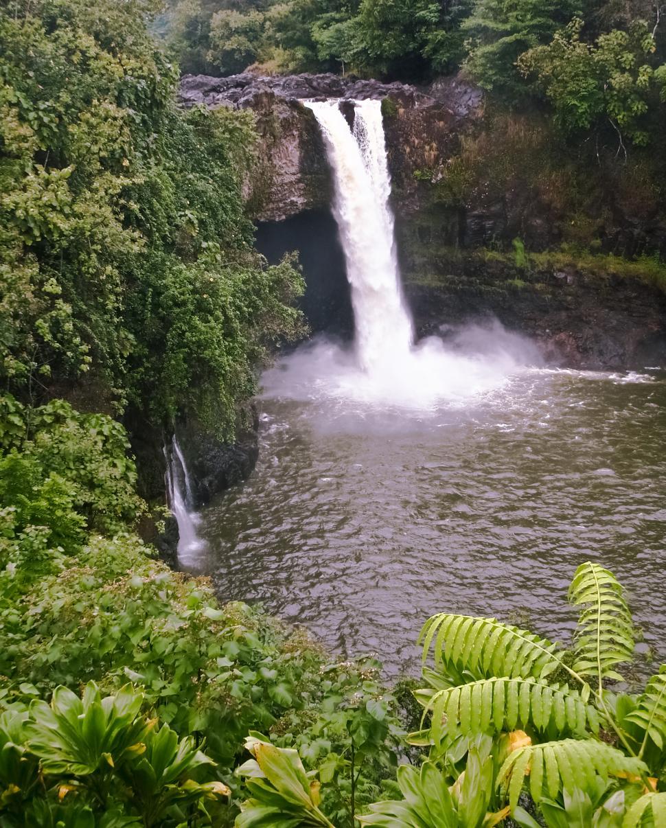 Free Image of Rainbow Falls in HawaiiRainbow Falls 