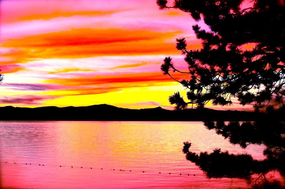 Free Image of Pink Sunset Over Lake 