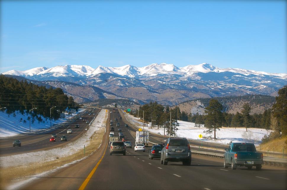 Free Image of Highway to the Mountains 
