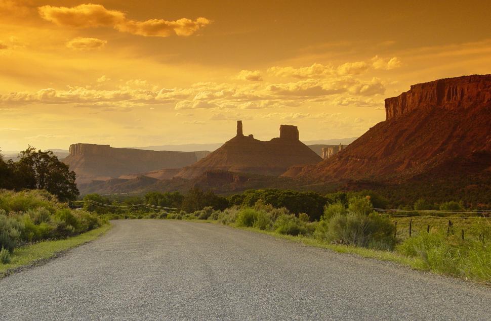 Free Image of Castle Valley Dirt Road into Red Canyons 