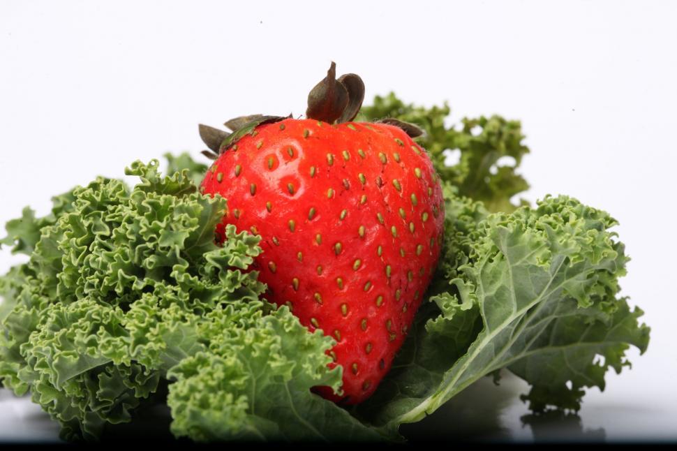 Free Image of Strawberry and Kale 