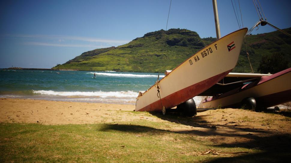 Free Image of Hawaiian Boat by the Ocean 