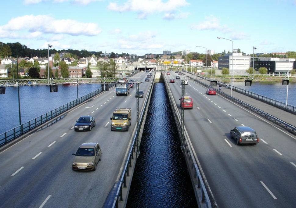 Free Image of Busy Highway Alongside Waterfront 