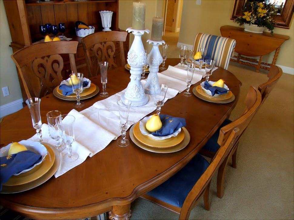 Free Image of Dining Rooms and Place Settings 