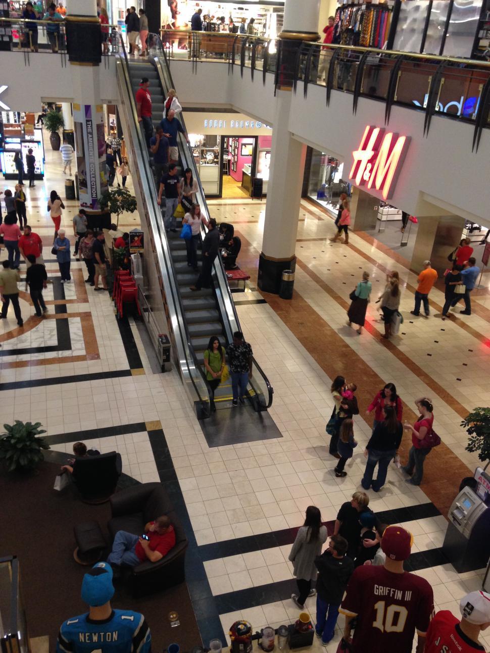 Free Image of Mall Scene 