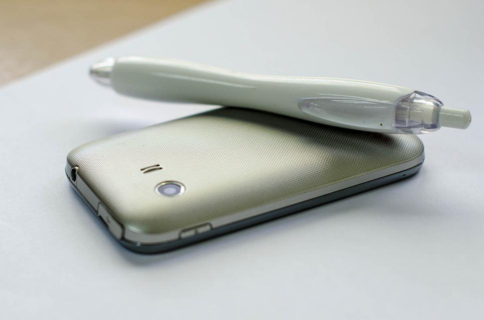 Free Image of A Mobile phone  and Pen 