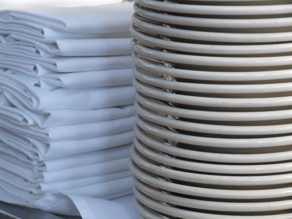 Free Image of Plates and Napkins 