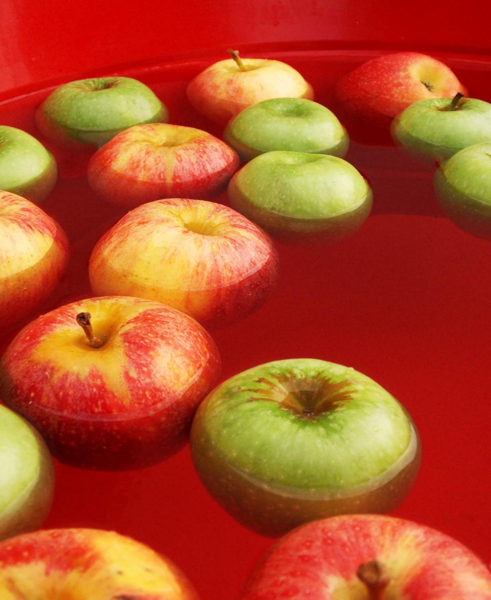 Free Image of Floating Apples 